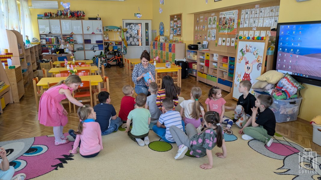 Biblioteka Gorlice, Dzieci słuchają wielkanocnego opowiadania